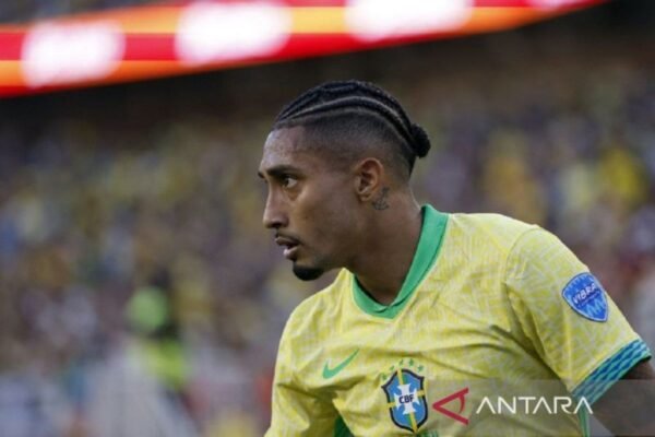Berikut beberapa alternatif judul untuk "Raphinha sesumbar akan cetak gol saat melawan Timnas Argentina":

1. "Raphinha Percaya Diri Bisa Bobol Jala Timnas Argentina"
2. "Raphinha Yakin Akan Mencetak Gol Melawan Argentina"
3. "Raphinha Optimis Tampil Gagah, Siap Cetak Gol Hadapi Argentina"
4. "Raphinha Tantang Timnas Argentina: 'Saya Akan Cetak Gol!'"
5. "Raphinha Bersuara: 'Gol Melawan Argentina adalah Target Saya'"

Silakan pilih atau sesuaikan dengan gaya yang diinginkan!
