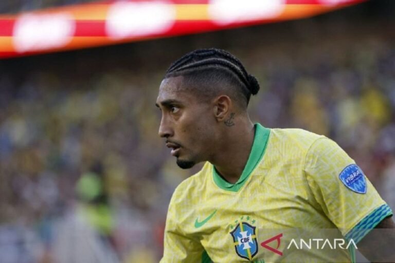 Berikut beberapa alternatif judul untuk “Raphinha sesumbar akan cetak gol saat melawan Timnas Argentina”:

1. “Raphinha Percaya Diri Bisa Bobol Jala Timnas Argentina”
2. “Raphinha Yakin Akan Mencetak Gol Melawan Argentina”
3. “Raphinha Optimis Tampil Gagah, Siap Cetak Gol Hadapi Argentina”
4. “Raphinha Tantang Timnas Argentina: ‘Saya Akan Cetak Gol!'”
5. “Raphinha Bersuara: ‘Gol Melawan Argentina adalah Target Saya'”

Silakan pilih atau sesuaikan dengan gaya yang diinginkan!