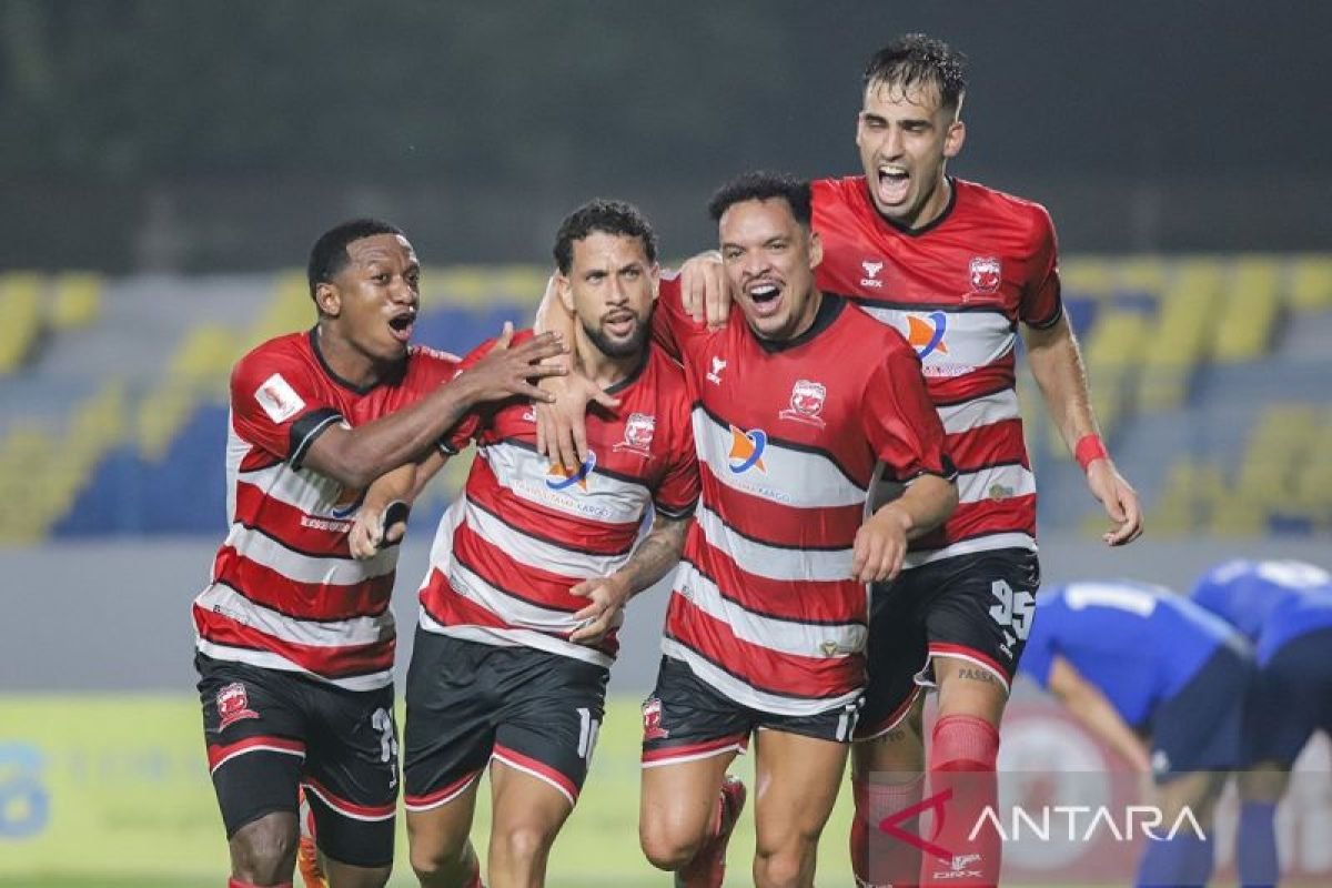 Berikut adalah beberapa alternatif judul untuk tema "Madura United dalam Motivasi Tinggi Jelang Hadapi PSIS Semarang":

1. "Semangat Juang Madura United Menjelang Pertandingan Melawan PSIS Semarang"
2. "Madura United: Motivasi di Puncak Ketahanan Menyongsong Duel vs PSIS Semarang"
3. "Kesiapan Maksimal Madura United Hadapi PSIS Semarang dengan Motivasi Menggebu"
4. "Madura United Siap Beraksi: Motivasi Tinggi Hadapi PSIS Semarang"
5. "Fokus dan Semangat: Madura United Bersiap Menghadapi PSIS Semarang"
6. "Madura United Tingkatkan Motivasi Menjelang Pertarungan Melawan PSIS Semarang"
7. "Menatap Pertarungan: Motivasi Tinggi Madura United Lawan PSIS Semarang"
8. "Madura United Bersiap Memberikan Performa Terbaik Melawan PSIS Semarang"

Silakan memilih atau mengadaptasi salah satu dari alternatif judul tersebut sesuai kebutuhan!