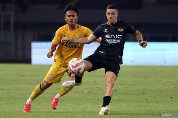 Berikut adalah beberapa alternatif judul untuk "Alexis Messidoro siapkan mental jelang laga melawan Persis Solo":

1. "Alexis Messidoro Persiapkan Mental Sebelum Pertandingan Kontra Persis Solo"
2. "Jelang Pertandingan Melawan Persis Solo, Alexis Messidoro Fokus Siapkan Mental"
3. "Mental Kuat: Alexis Messidoro Hadapi Laga Seru Melawan Persis Solo"
4. "Alexis Messidoro Siap Tempuh Tantangan Melawan Persis Solo dengan Mental Penuh"
5. "Menangani Tekanan: Alexis Messidoro Bertekad Siapkan Mental Jelang Duel dengan Persis Solo"

Silakan pilih salah satu atau gunakan sebagai inspirasi!