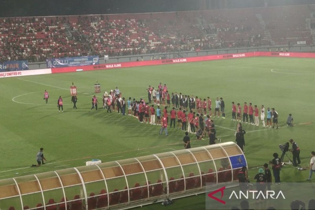 Berikut beberapa alternatif judul untuk "Bali United Adakan Perpisahan dengan Stefano Cugurra":

1. "Bali United Gelar Acara Perpisahan untuk Stefano Cugurra"
2. "Stefano Cugurra Resmi Berpisah dengan Bali United"
3. "Bali United Selenggarakan Perpisahan Spesial untuk Stefano Cugurra"
4. "Momen Perpisahan: Bali United Ucapkan Selamat Tinggal kepada Stefano Cugurra"
5. "Stefano Cugurra Dipamitkan: Bali United Adakan Acara Perpisahan"
6. "Bali United Mengucapkan Selamat Tinggal kepada Stefano Cugurra"
7. "Perpisahan Haru: Bali United Kenang Stefano Cugurra"
8. "Stefano Cugurra: Perpisahan Penuh Kenangan Bersama Bali United" 

Semoga pilihan judul ini dapat membantu!