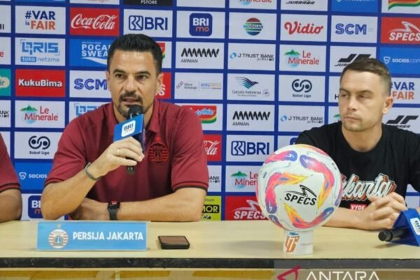 Berikut adalah beberapa alternatif judul untuk "Doni Tri dapat dimainkan saat Persija Jakarta jamu Semen Padang":

1. "Doni Tri Siap Turun Saat Persija Jakarta Hadapi Semen Padang"
2. "Kesiapan Doni Tri di Laga Persija Jakarta vs Semen Padang"
3. "Doni Tri Akan Bergabung Saat Persija Jakarta Menjamu Semen Padang"
4. "Persija Jakarta Sambut Semen Padang dengan Kembalinya Doni Tri"
5. "Doni Tri: Kunci Persija Jakarta Dalam Pertandingan Melawan Semen Padang" 

Apakah Anda ingin mengembangkan salah satu judul ini lebih lanjut?
