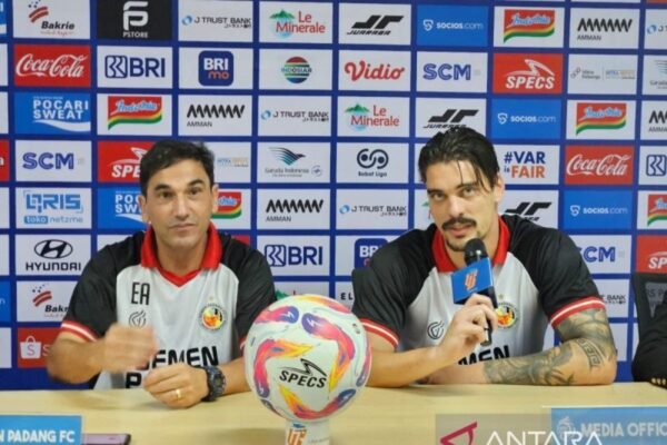 Berikut beberapa alternatif judul untuk "Pelatih Carlos Almeida tidak membebani para pemain Semen Padang":

1. "Carlos Almeida: Pelatih yang Ringankan Beban Pemain Semen Padang"
2. "Mendukung Tanpa Beban: Strategi Carlos Almeida untuk Semen Padang"
3. "Carlos Almeida: Menjaga Motivasi Pemain Semen Padang Tanpa Tekanan"
4. "Pelatih Semen Padang, Carlos Almeida, Beri Dukungan Tanpa Beban"
5. "Carlos Almeida Pastikan Pemain Semen Padang Beraksi Tanpa Tekanan"
6. "Pelatih Carlos Almeida Ciptakan Lingkungan Positif untuk Pemain Semen Padang"
7. "Fokus pada Performa: Carlos Almeida Tidak Tekan Pemain Semen Padang"
8. "Keberanian Carlos Almeida: Meminimalisir Beban Pemain Semen Padang"

Semoga alternatif judul ini membantu!