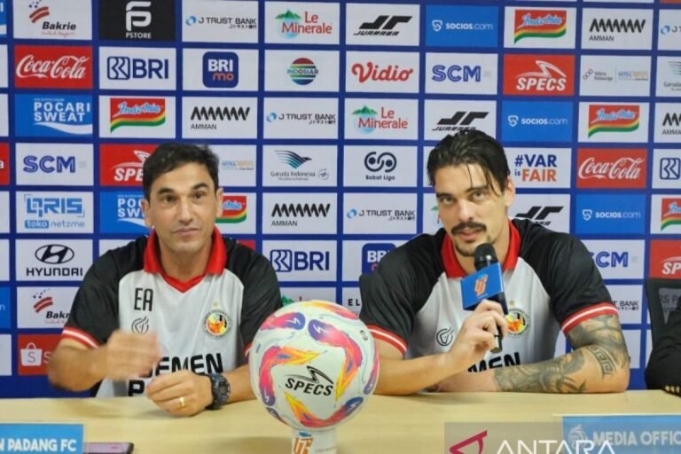 Berikut beberapa alternatif judul untuk “Pelatih Carlos Almeida tidak membebani para pemain Semen Padang”:

1. “Carlos Almeida: Pelatih yang Ringankan Beban Pemain Semen Padang”
2. “Mendukung Tanpa Beban: Strategi Carlos Almeida untuk Semen Padang”
3. “Carlos Almeida: Menjaga Motivasi Pemain Semen Padang Tanpa Tekanan”
4. “Pelatih Semen Padang, Carlos Almeida, Beri Dukungan Tanpa Beban”
5. “Carlos Almeida Pastikan Pemain Semen Padang Beraksi Tanpa Tekanan”
6. “Pelatih Carlos Almeida Ciptakan Lingkungan Positif untuk Pemain Semen Padang”
7. “Fokus pada Performa: Carlos Almeida Tidak Tekan Pemain Semen Padang”
8. “Keberanian Carlos Almeida: Meminimalisir Beban Pemain Semen Padang”

Semoga alternatif judul ini membantu!