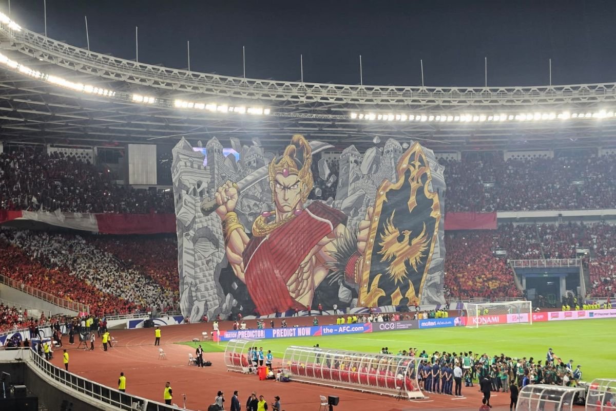 Sure! Here are some alternate titles for "Koreografi Berhias Tifo Pendekar Wayang Warnai Laga Indonesia vs China":

1. "Tifo Pendekar Wayang: Warna dan Gerak dalam Pertandingan Indonesia vs China"
2. "Pertunjukan Tifo Pendekar: Koreografi Berwarna dalam Duel Indonesia vs China"
3. "Kreativitas Tifo: Menyemarakkan Laga Indonesia vs China dengan Aksi Pendekar Wayang"
4. "Pesona Tifo Pendekar: Menghidupkan Atmosfer Laga Indonesia vs China"
5. "Koreografi Seru: Tifo Pendekar Wayang dalam Pertandingan Indonesia vs China"
6. "Laga Drama: Tifo Pendekar Wayang Menghias Pertandingan Indonesia Melawan China"
7. "Warna dan Tradisi: Tifo Pendekar Memeriahkan Pertarungan Indonesia vs China"
8. "Wayang dalam Aksi: Tifo Pendekar Hiasi Duel Seru Indonesia vs China"

Feel free to mix and match or let me know if you need more options!