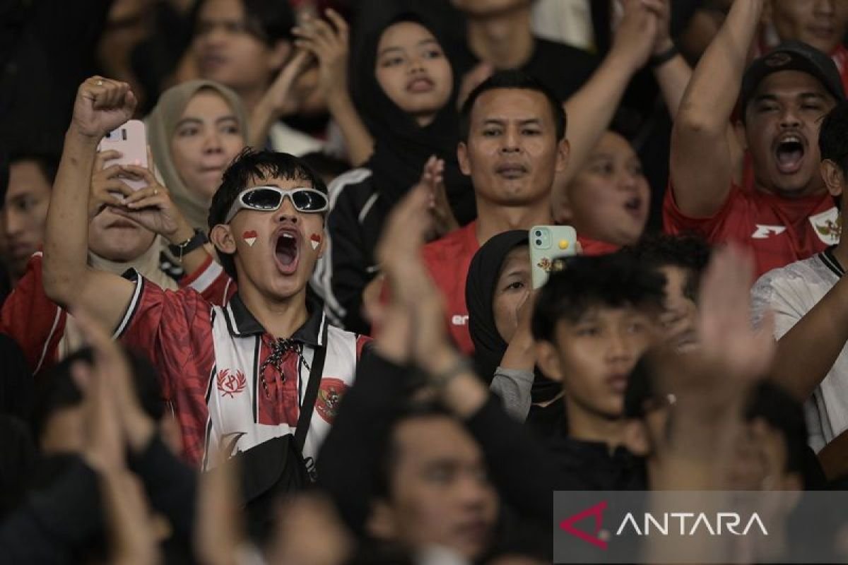Tentu! Berikut beberapa alternatif judul untuk "God Bless dan Judika Bakar Semangat Penggemar Indonesia":

1. "Semangat Berkobar: God Bless dan Judika Mengguncang Penggemar Indonesia"
2. "Membangkitkan Energi: God Bless dan Judika Memikat Hati Penggemar Tanah Air"
3. "Kolaborasi Spektakuler: God Bless dan Judika Memompa Semangat di Indonesia"
4. "Kobarkan Semangat! God Bless dan Judika Curi Perhatian Penggemar Indonesia"
5. "Energi dan Kreativitas: God Bless Bersama Judika Menginspirasi Penggemar Indonesia"

Semoga salah satu dari alternatif judul ini sesuai dengan yang kamu cari!