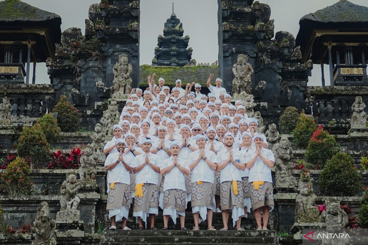 Bali United Gelar Tradisi Spiritual Menjelang Kompetisi 2025/2026" 

Alternatif: "Bali United Rayakan Tradisi Spiritual Sebelum Kompetisi 2025/2026