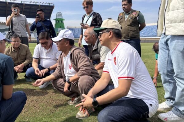 Berikut adalah beberapa alternatif judul untuk "OC Piala Presiden Tinjau Kesiapan Stadion Si Jalak Harupat Bandung":

1. "OC Piala Presiden Lakukan Inspeksi Kesiapan Stadion Si Jalak Harupat di Bandung"
2. "Persiapan Stadion Si Jalak Harupat Bandung: Tinjauan OC Piala Presiden"
3. "OC Piala Presiden Mengecek Kesiapan Stadion Si Jalak Harupat untuk Turnamen"
4. "Stadion Si Jalak Harupat Bandung: Tinjauan Kesiapan oleh OC Piala Presiden"
5. "OC Piala Presiden Memastikan Kesiapan Stadion Si Jalak Harupat di Bandung"
   
Silakan pilih atau sesuaikan dengan kebutuhan Anda!