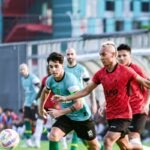 Berikut beberapa alternatif judul untuk "Persik optimalkan tim dengan uji coba":

1. "Persik Tingkatkan Kualitas Tim Melalui Uji Coba"
2. "Persik Maksimalkan Potensi Tim lewat Uji Coba"
3. "Uji Coba Sebagai Strategi Persik untuk Optimalisasi Tim"
4. "Persik Gali Kemampuan Tim Melalui Uji Coba"
5. "Pengujian Coba: Langkah Persik Menuju Tim yang Lebih Optimal"
6. "Persik Lakukan Uji Coba untuk Memperkuat Tim"
7. "Optimalisasi Tim Persik melalui Serangkaian Uji Coba"
8. "Uji Coba: Kunci Persik dalam Membangun Tim yang Solid" 

Semoga pilihan ini membantu!