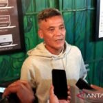 Berikut adalah beberapa alternatif judul untuk "Paceklik Pelatih Indonesia di Liga Sendiri":

1. "Kesulitan Pelatih Indonesia di Liga Dalam Negeri"
2. "Krisis Kepelatihan: Tantangan Pelatih Indonesia di Liga Lokal"
3. "Kurangnya Peluang: Pelatih Indonesia di Liga Sendiri"
4. "Dilema Pelatih Lokal dalam Liga Tanah Air"
5. "Peluang yang Terbuang: Pelatih Indonesia di Liga Nacional"
6. "Perjalanan Berat Pelatih Indonesia di Dunia Liga Sendiri"
7. "Stagnasi Pelatih Lokal di Liga Induk"
8. "Realitas Sulit Pelatih Indonesia di Liga Domestik"
9. "Ketidakpastian Karir Pelatih Indonesia di Liga Sendiri"
10. "Menuju Ketidakpastian: Pelatih Indonesia di Liga Dalam Negeri"

Semoga judul alternatif ini bermanfaat!