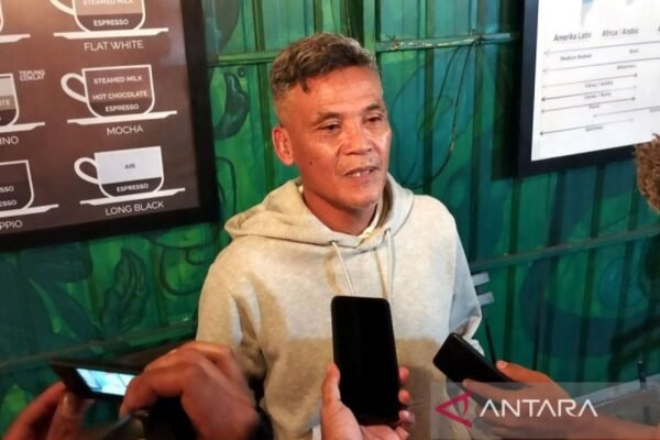 Berikut adalah beberapa alternatif judul untuk "Paceklik Pelatih Indonesia di Liga Sendiri":

1. "Kesulitan Pelatih Indonesia di Liga Dalam Negeri"
2. "Krisis Kepelatihan: Tantangan Pelatih Indonesia di Liga Lokal"
3. "Kurangnya Peluang: Pelatih Indonesia di Liga Sendiri"
4. "Dilema Pelatih Lokal dalam Liga Tanah Air"
5. "Peluang yang Terbuang: Pelatih Indonesia di Liga Nacional"
6. "Perjalanan Berat Pelatih Indonesia di Dunia Liga Sendiri"
7. "Stagnasi Pelatih Lokal di Liga Induk"
8. "Realitas Sulit Pelatih Indonesia di Liga Domestik"
9. "Ketidakpastian Karir Pelatih Indonesia di Liga Sendiri"
10. "Menuju Ketidakpastian: Pelatih Indonesia di Liga Dalam Negeri"

Semoga judul alternatif ini bermanfaat!