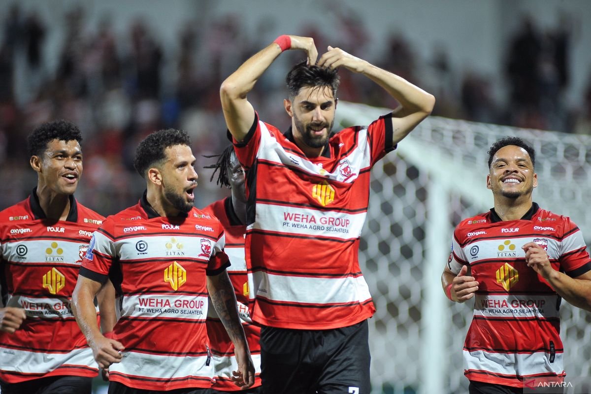 Berikut adalah beberapa alternatif judul untuk artikel mengenai Madura United yang menargetkan kemenangan kandang perdana saat menghadapi Persija:

1. "Madura United Targetkan Kemenangan Perdana di Kandang Saat Hadapi Persija"
2. "Madura United Optimis Raih Kemenangan Perdana di Kandang Melawan Persija"
3. "Menanti Kemenangan Perdana di Kandang: Madura United Jumpa Persija"
4. "Kandang Pertama: Madura United Bidik Poin Penuh Saat Berhadapan dengan Persija"
5. "Madura United Siap Berjuang Merebut Kemenangan Perdana di Kandang Melawan Persija"

Silakan pilih salah satu atau gunakan sebagai inspirasi!