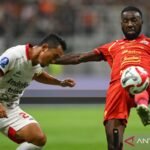 Here are some alternate title suggestions for "Gol debut Bruno Tubarao jaga rekor tak terkalahkan Persija":

1. "Bruno Tubarao Mempertahankan Rekor Tak Terkalahkan Persija dengan Gol Debut"
2. "Gol Pertama Bruno Tubarao: Kunci Persija untuk Tetap Tak Terkalahkan"
3. "Bruno Tubarao Cetak Gol Debut, Pertahankan Dominasi Persija"
4. "Gol Pertama Bruno Tubarao: Memastikan Rekor Tak Terkalahkan Persija"
5. "Bruno Tubarao Debut Gemilang, Rekor Tak Terkalahkan Persija Terjaga"
6. "Gol Debut Memukau Bruno Tubarao: Persija Tetap Tak Terkalahkan" 
7. "Rekor Tak Terkalahkan Persija Dipertahankan oleh Gol Perdana Bruno Tubarao"
8. "Debut Brilian Bruno Tubarao: Gol yang Menjaga Rekor Persija"

Feel free to modify any of these suggestions to better fit your needs!