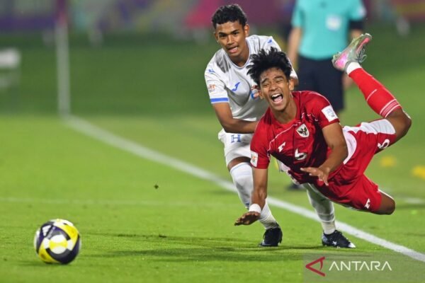 Sure! Here are some alternate title suggestions for "Evandra Florasta: Pengetahuan terbaik datang dari pengalaman":

1. "Evandra Florasta: Wisdom Gained Through Life Experiences"
2. "Evandra Florasta: The Best Knowledge Comes from Experience"
3. "Evandra Florasta: Insights Grown from Real-World Experience"
4. "Evandra Florasta: Learning Through Life's Journeys"
5. "Evandra Florasta: Experience as the Key to Knowledge"
6. "Evandra Florasta: The Power of Experience in Gaining Knowledge"
7. "Evandra Florasta: Life Lessons as the Source of True Wisdom"
8. "Evandra Florasta: Understanding Through Experience"
9. "Evandra Florasta: Knowledge Forged by Experience"
10. "Evandra Florasta: Embracing Experience for Deeper Understanding"

Feel free to mix and match phrases or modify them further!