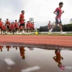 Here are some alternate title suggestions for "Pemusatan Latihan Timnas U-23 Jelang Sea Games 2025":

1. "Persiapan Timnas U-23 untuk SEA Games 2025: Pemusatan Latihan Intensif"
2. "Latihan Terpadu Timnas U-23 Menuju SEA Games 2025"
3. "Membangun Kekuatan: Pemusatan Latihan Timnas U-23 Sebelum SEA Games 2025"
4. "Road to SEA Games 2025: Pelatihan Timnas U-23"
5. "Menyiapkan Generasi Emas: Pemusatan Latihan Timnas U-23 untuk SEA Games 2025"
6. "Fokus pada SEA Games 2025: Latihan Timnas U-23 Dimulai"
7. "Timnas U-23: Langkah Awal Menuju Kesuksesan di SEA Games 2025"
8. "Kesiapan Timnas U-23: Pemusatan Latihan Menjelang SEA Games 2025"
9. "Misi Medali: Pelatihan Timnas U-23 Jelang SEA Games 2025"
10. "Semangat Baru: Pemusatan Latihan Timnas U-23 Sebelum SEA Games 2025"

Feel free to mix and match elements from these titles as you see fit!