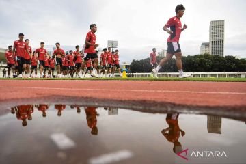 Here are some alternate title suggestions for "Pemusatan Latihan Timnas U-23 Jelang Sea Games 2025":

1. "Persiapan Timnas U-23 untuk SEA Games 2025: Pemusatan Latihan Intensif"
2. "Latihan Terpadu Timnas U-23 Menuju SEA Games 2025"
3. "Membangun Kekuatan: Pemusatan Latihan Timnas U-23 Sebelum SEA Games 2025"
4. "Road to SEA Games 2025: Pelatihan Timnas U-23"
5. "Menyiapkan Generasi Emas: Pemusatan Latihan Timnas U-23 untuk SEA Games 2025"
6. "Fokus pada SEA Games 2025: Latihan Timnas U-23 Dimulai"
7. "Timnas U-23: Langkah Awal Menuju Kesuksesan di SEA Games 2025"
8. "Kesiapan Timnas U-23: Pemusatan Latihan Menjelang SEA Games 2025"
9. "Misi Medali: Pelatihan Timnas U-23 Jelang SEA Games 2025"
10. "Semangat Baru: Pemusatan Latihan Timnas U-23 Sebelum SEA Games 2025"

Feel free to mix and match elements from these titles as you see fit!